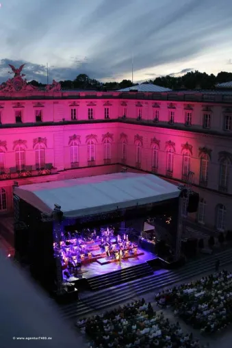 Bild: Im Chiemgau treffen Volksmusik und Musical auf Ballettgala und Comedy