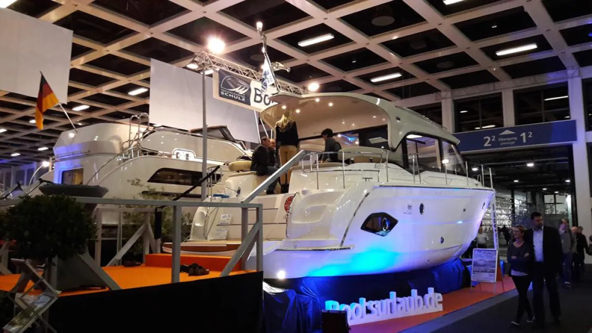 Bavaria E 40 auf der Messe Berlin am Stand Bootsurlaub.de