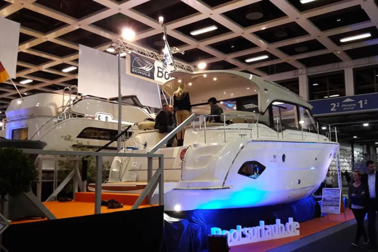 Bild: Die neue BAVARIA E40 erstmalig auf der Müritz
