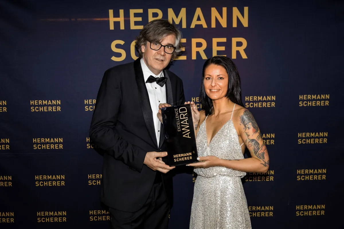 Hermann Scherer übergibt Excellence Award an Eva Engel (© Dominik Pfau)