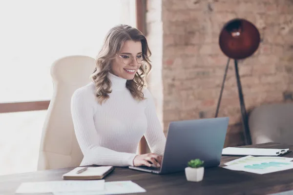 Bild: Ergonomisch sitzen im Büro: Worauf es bei der Wahl des richtigen Bürostuhls ankommt