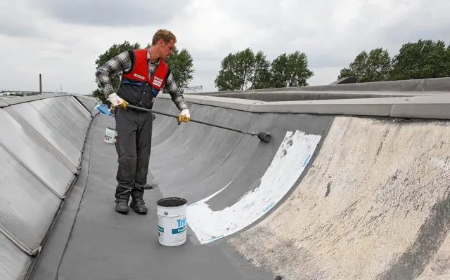 Bild: Dauerhaft dicht bis in die kleinste Ecke - Triflex ProDetail Flüssigkunststoff als Langzeitlösung