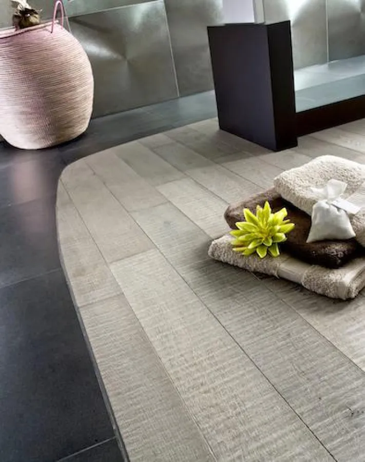 Edel: Sägerau antik in Kombination mit Naturstein    Fotos: chêne de l’est