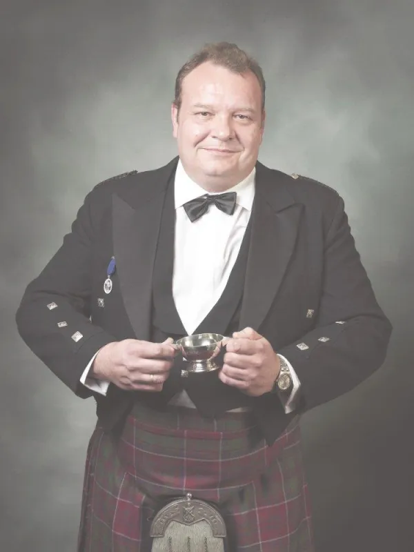 Andrea Caminnneci  im Highland Dress mit dem Quaich