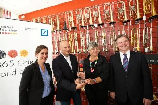„Erlebniswelt Musikinstrumentenbau® Vogtland“ offiziell „Ausgewählter Ort“ im Land der Ideen 2011 Bild: „Erlebniswelt Musikinstrumentenbau® Vogtland“ offiziell „Ausgewählter Ort“ im Land der Ideen 2011