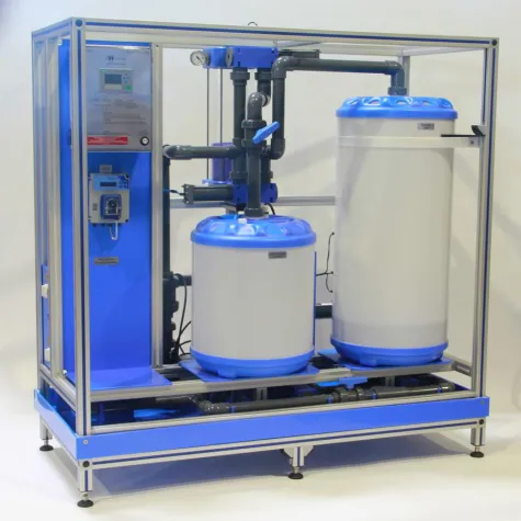 Natürlich belebtes Schwimmbadwasser ohne Chlor und Chemie Bild: Natürlich belebtes Schwimmbadwasser ohne Chlor und Chemie