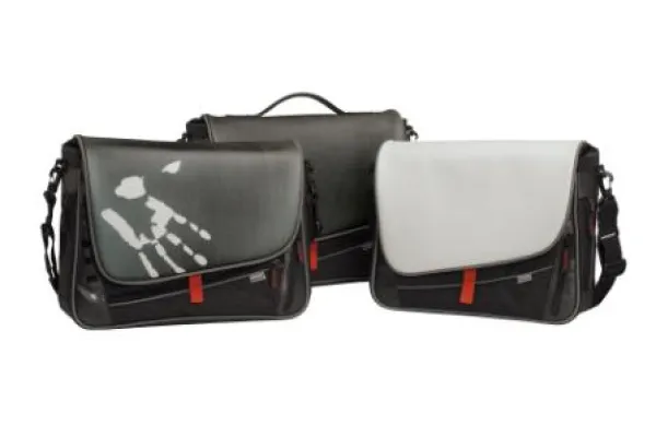 Bild: „OXMOX touch-it“. Die Tasche mit der magischen Klappe. Hand drauf