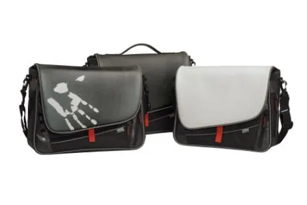 Bild: „OXMOX touch-it“. Die Tasche mit der magischen Klappe. Hand drauf