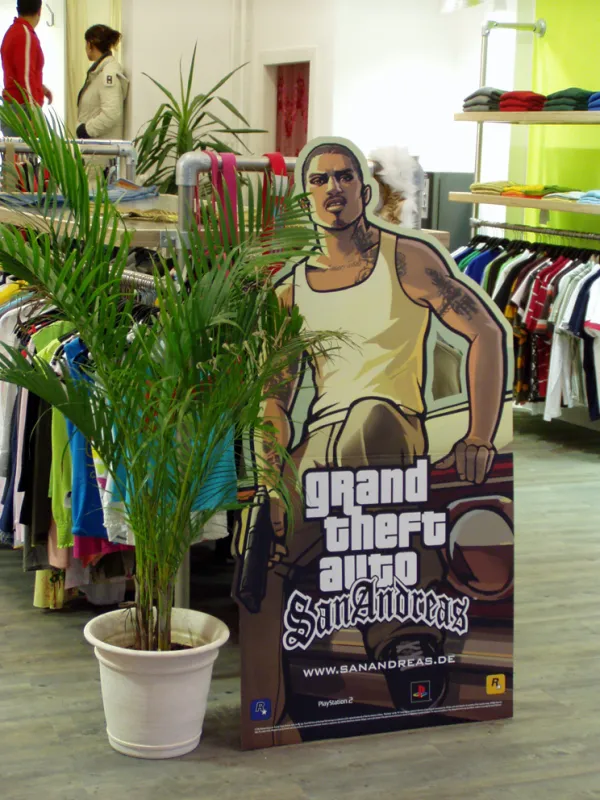 GTA: SAN ANDREAS-Aufsteller im Skateshop
