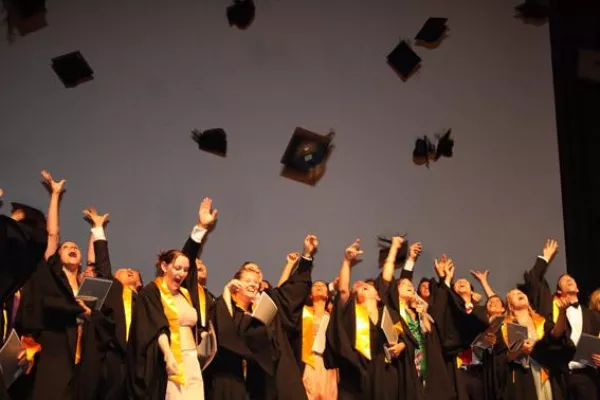 Bild: Fliegende Hüte - 70 Absolventen der Cologne Business School erhielten Bachelor-Zeugnis