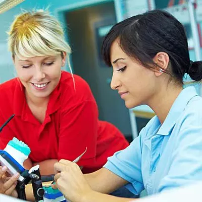 Bild: Modische Arbeitskleidung für Praxis- und Klinik, Medizin und Pflege.