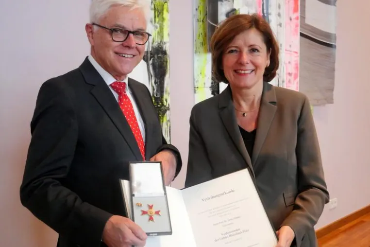 Verdienstorden des Landes Rheinland-Pfalz für Prof. Dr. Detlef Zühlke Bild: Verdienstorden des Landes Rheinland-Pfalz für Prof. Dr. Detlef Zühlke