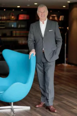 Bild: Dieter Müller erhält den IHIF Lifetime Achievement Award 2016