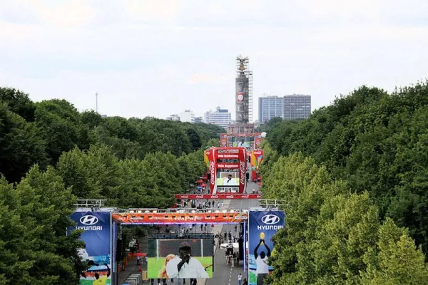 Bild: WM 2010 – Fan-Meile von Stageco Business Partners sorgt für Furore