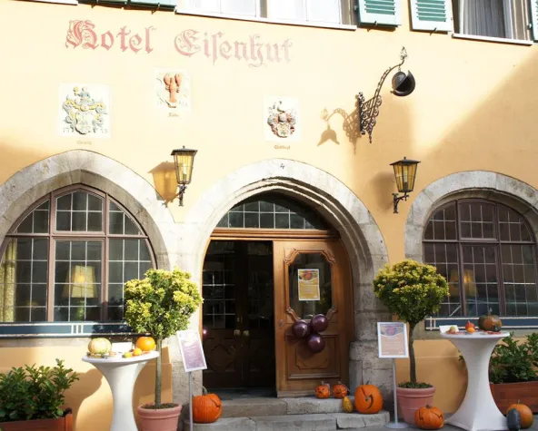 Bild: Kürbisse im Lichterglanz - Kürbisschnitzen im Hotel Eisenhut ein großer Erfolg