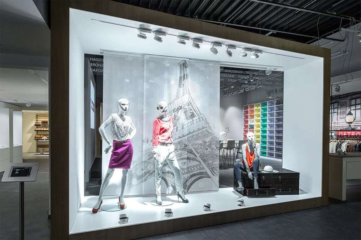 Dynamische Lichtsteuerung Oktalite-Showroom, Köln, Deutschland. LED-Leuchten: QUAD TOO, TARO MINI.