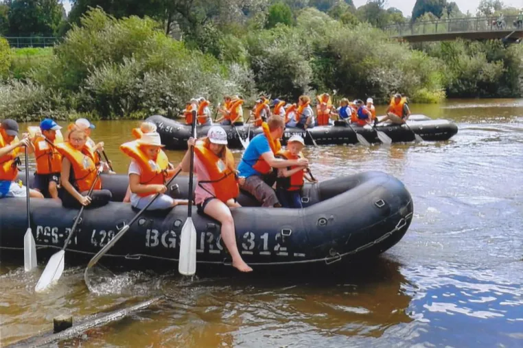 XXL-Schlauchboottour auf der Lahn - Familienausflug mit „Kind und Kegel“ Bild: XXL-Schlauchboottour auf der Lahn - Familienausflug mit „Kind und Kegel“