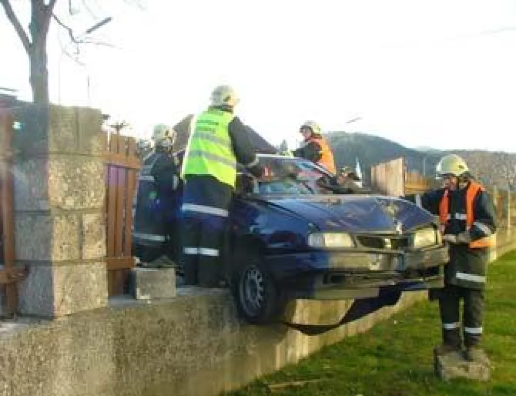 Ein PKW prallte gegen einen Zaun