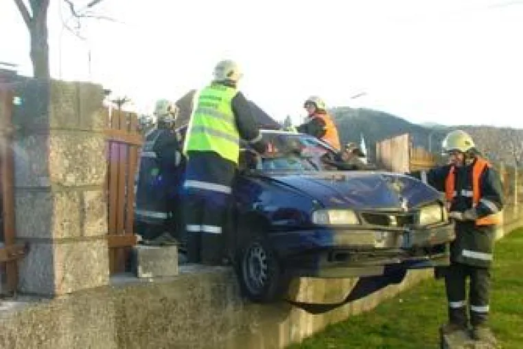 Bild: Spektakulärer Unfall im Stadtgebiet von Gloggnitz