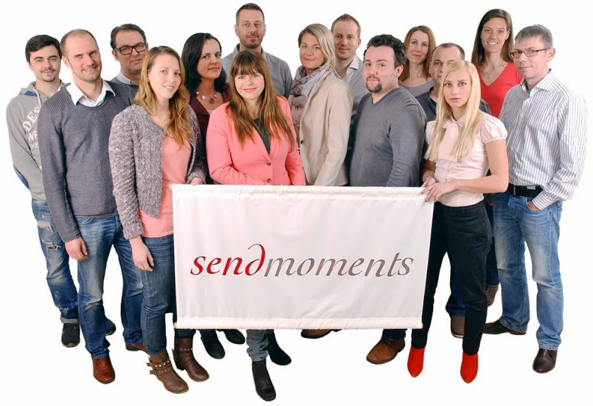 Das sendmoments Team freut sich über den Testsieg