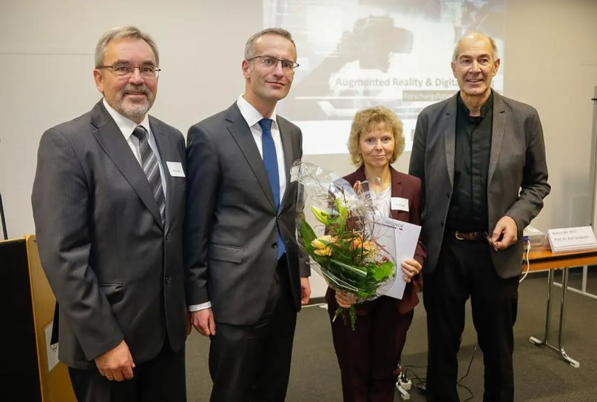 (v. li.) Laudator Prof. Dr. Matthias Kolbe, Dekan der Fakultät AMB, Prof. Dr. Michael Kaiser, Honorarprofessorin Dr. Verena Kräusel und Rektor Prof. Dr. Karl Schwister (WHZ/Helge Gerischer)