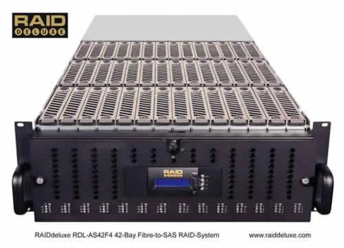 Geöffnetes RAID-System RAIDdeluxe RDL-AS42F4 welches den Blick auf die 42 Festplatteneinschübe freigibt.