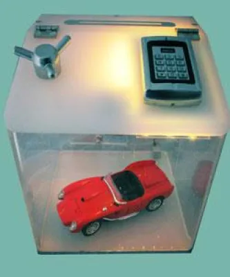 Bild: Der Glastresor mit Teilnahmekarteneinwurfzwang und Gewinnerauswahlsystem