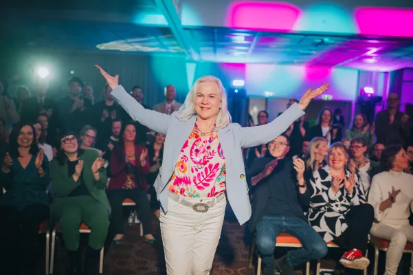 Bild: Internationaler Speaker Slam Wiedsbaden- Yogalehrerin aus Weil der Stadt erhält begehrten Award