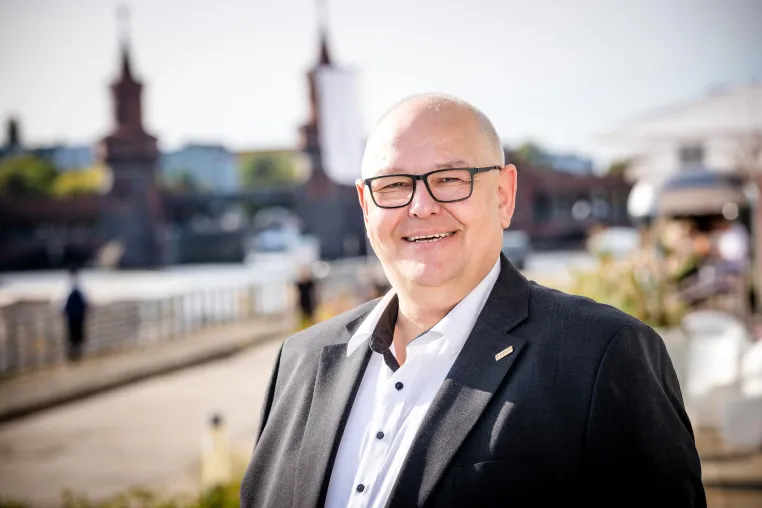 Bild: In vier Minuten zum Weltmeister: Clemens Adam gewinnt "Speaker Slam"