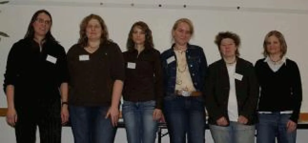 Die Abbildung zeigt Studierende des Online-Studiengangs »Web- und Medieninformatik beim letzten Präsenztag, der – zufällig – auf den Weltfrauentag fiel. «