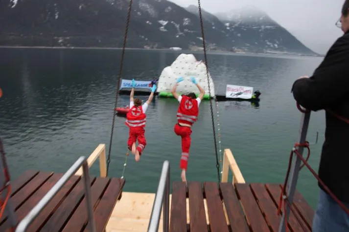 Bild: Eiskalte Silvester-Schwimmer