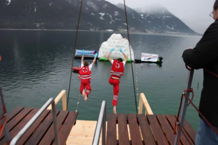 Bild: Eiskalte Silvester-Schwimmer