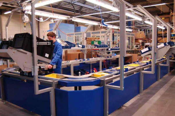 Bild: Schnell umrüstbare Lean-Production Montagelinie für die Auftragsmontage