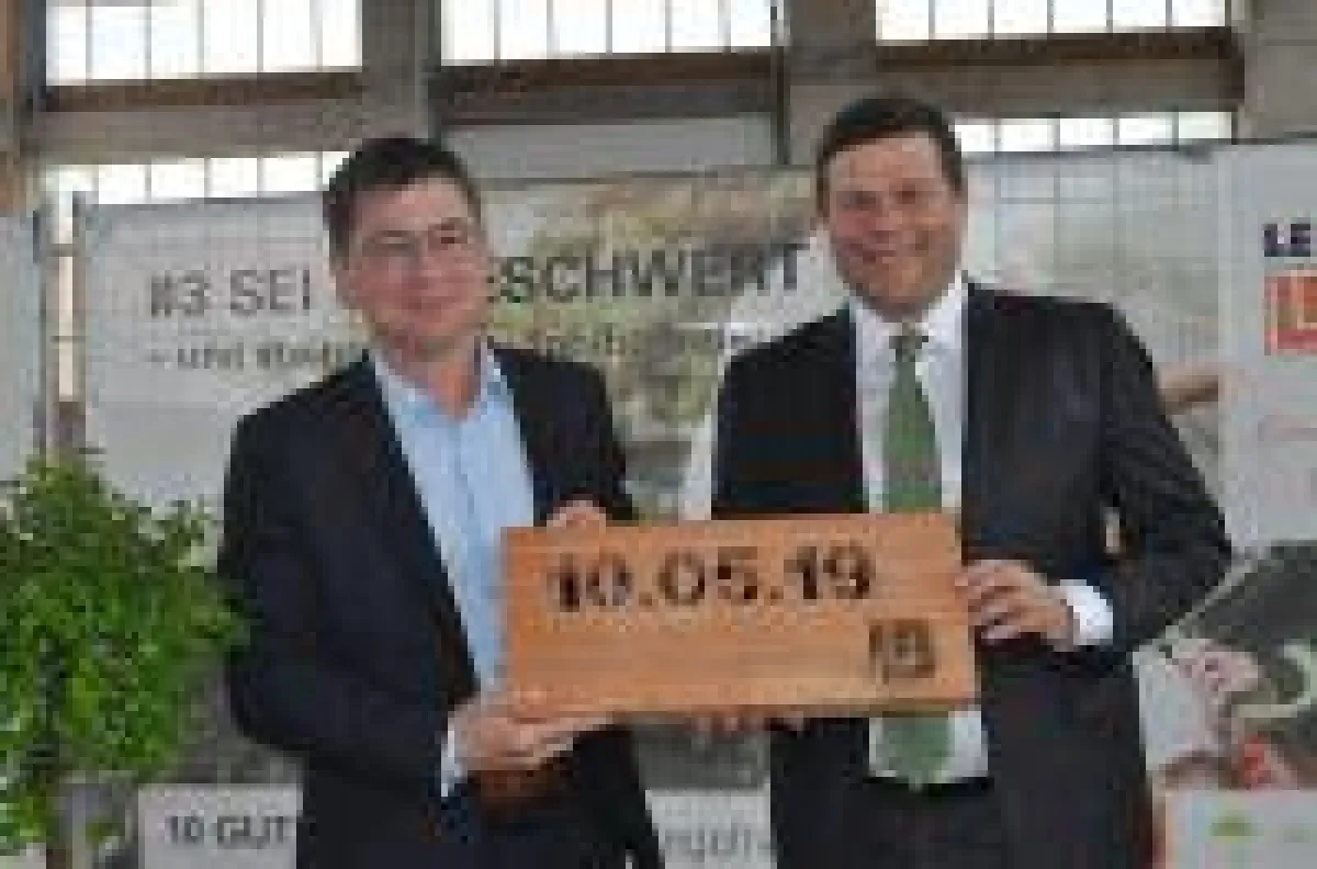 Vilsecks CSU-Vorsitzender, Markus Graf (li.), gratuliert Thomas Bader zur Einweihung des Ziegelwerks (Foto: Leipfinger-Bader).