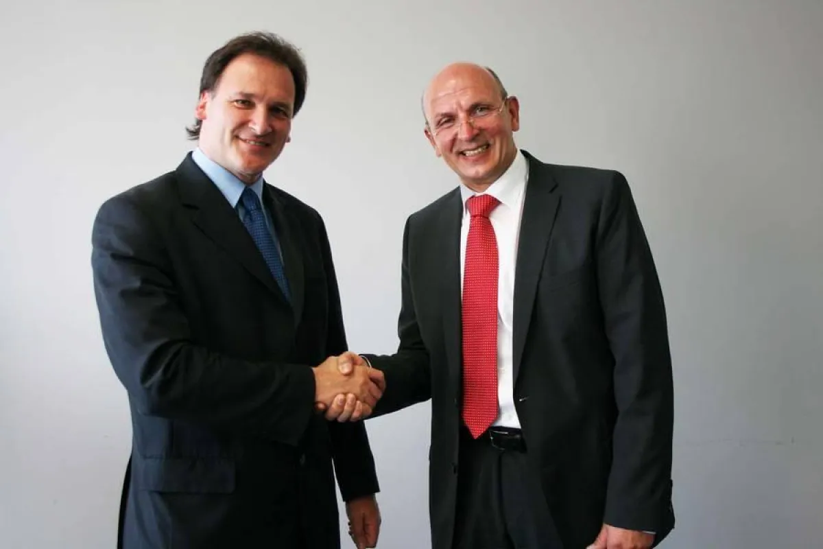 Prof. Dr. Rainer Kimmig (links) und Dr. Gerd Degoutrie besiegeln symbolisch per Handschlag die Kooperation im Universitären Brustzentrum Essen (UBZE).