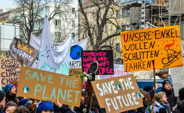 Bild: Eltern stellen sich hinter streikende Schülerinnen und Schüler