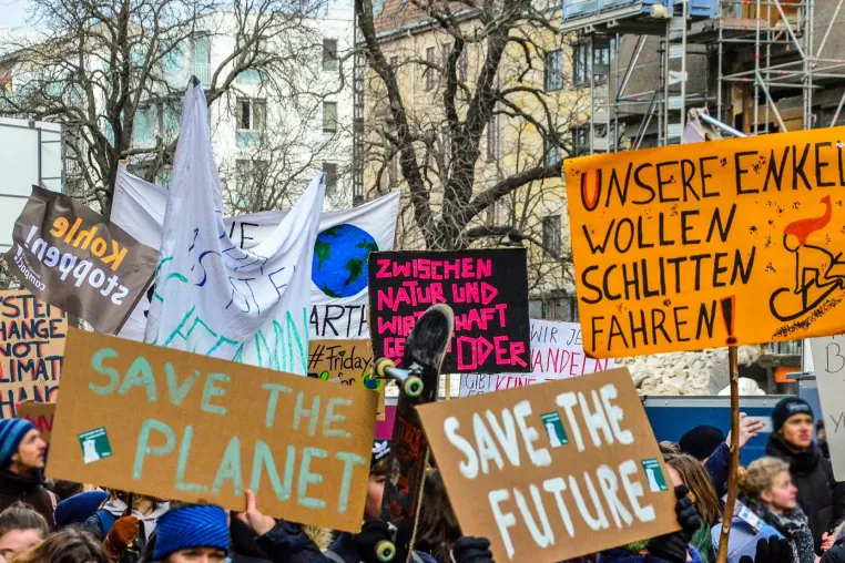 Eltern stellen sich hinter streikende Schülerinnen und Schüler Bild: Eltern stellen sich hinter streikende Schülerinnen und Schüler