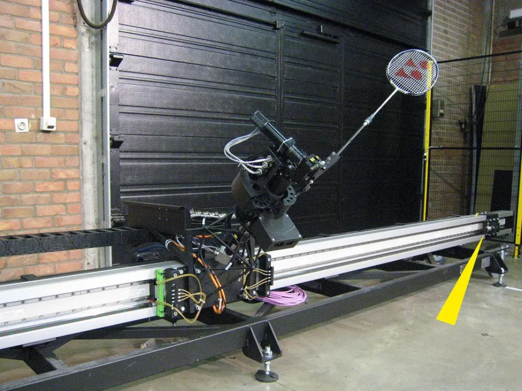 Die Schlittenkonstruktion des Badminton-Roboters Jada ist in den Endlagen mit Industriestoßdämpfern
