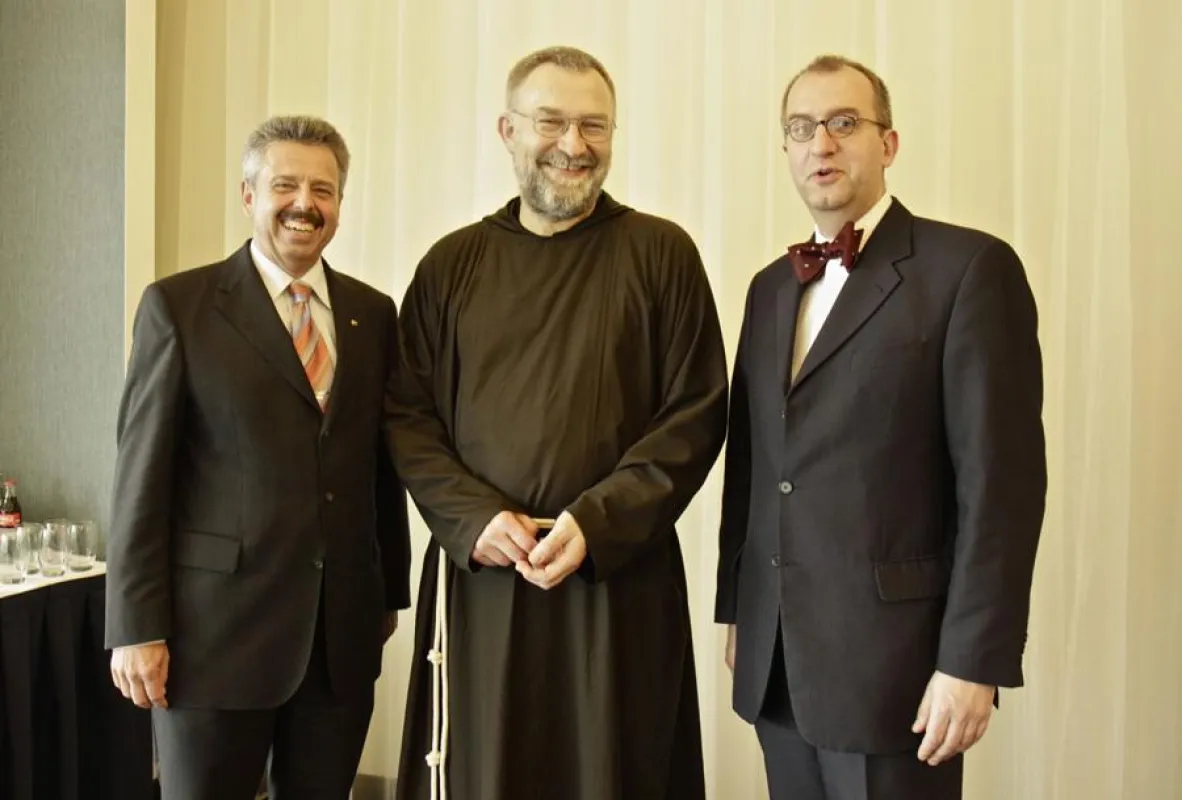 Denkanstöße von Bruder Paulus Terwitte bei der FBMA Jahrestagung. lks. FBMA-Präsident Udo Finkenwirth, Moderator Carsten Hennig.