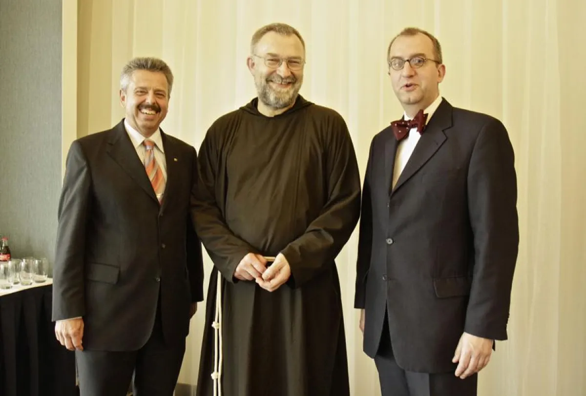 Denkanstöße von Bruder Paulus Terwitte bei der FBMA Jahrestagung. lks. FBMA-Präsident Udo Finkenwirth, Moderator Carsten Hennig.