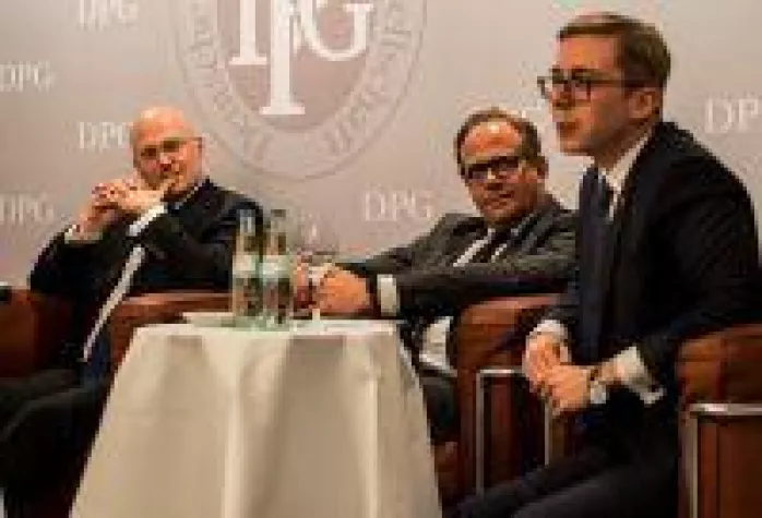 8MAN eröffnet mit Parlamentarischen Abend Diskussion um Folgen der Datenschutz-Grundverordnung Bild: 8MAN eröffnet mit Parlamentarischen Abend Diskussion um Folgen der Datenschutz-Grundverordnung