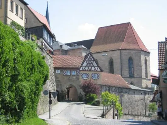 Bild: Neues Bratwurstmaß im oberfränkischen Kronach - Die Lucas-Cranach-Stadt brät ihren Besuchern eine Extrawurst