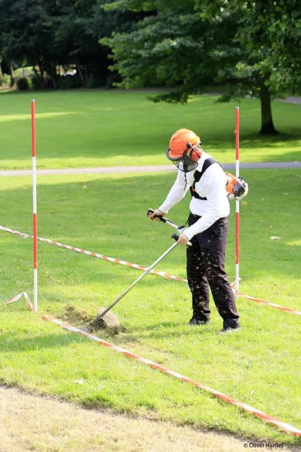 Ralf Witthaus bei einer Rasenmäherzeichnung (© Oliver Hardes)
