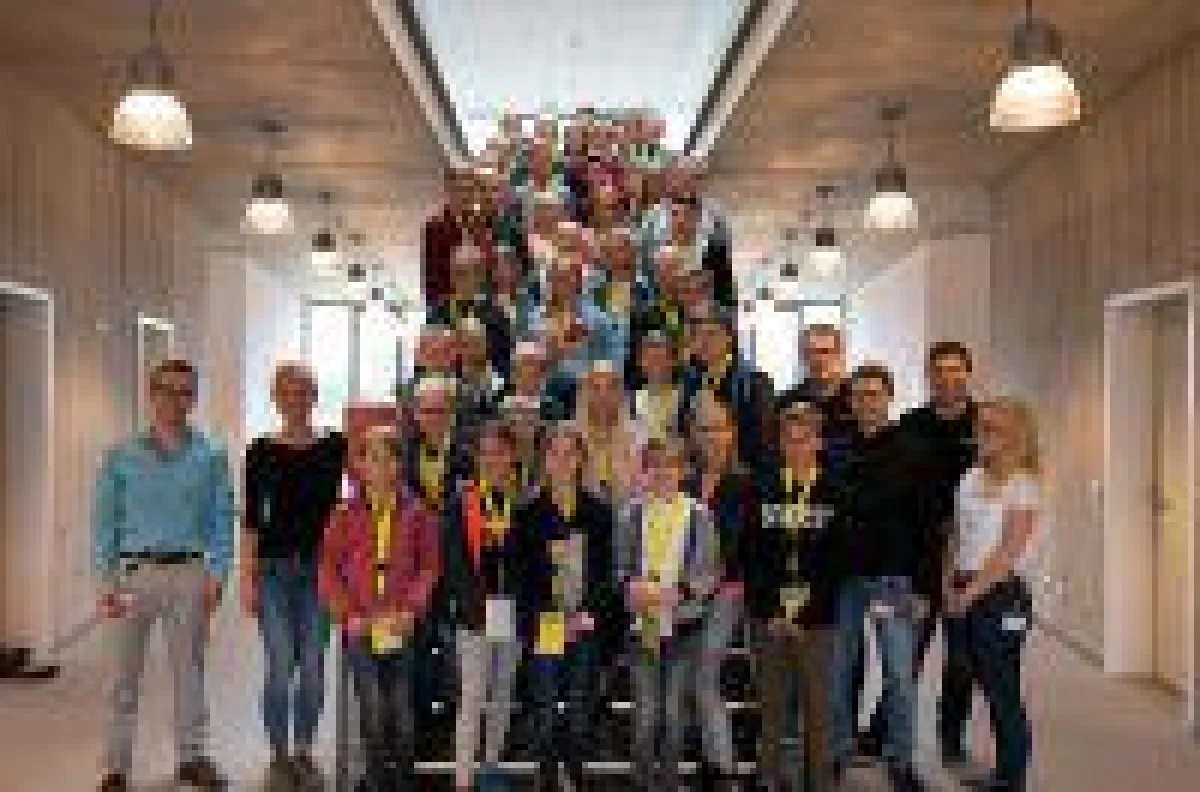 Die Teilnehmer bei Bits & Burgers (Treppe, mitte) mit dem d.velop-Orgateam (links und rechts)