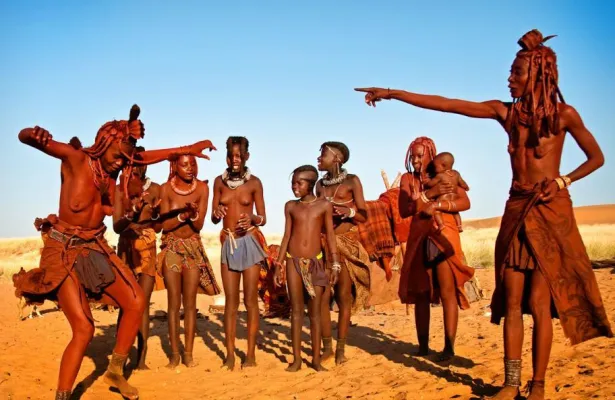 Bild: Rundreise in den Norden Namibias bringt die Kultur der Himbas näher