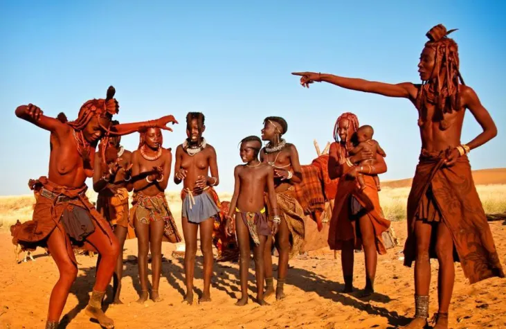 Bild: Rundreise in den Norden Namibias bringt die Kultur der Himbas näher