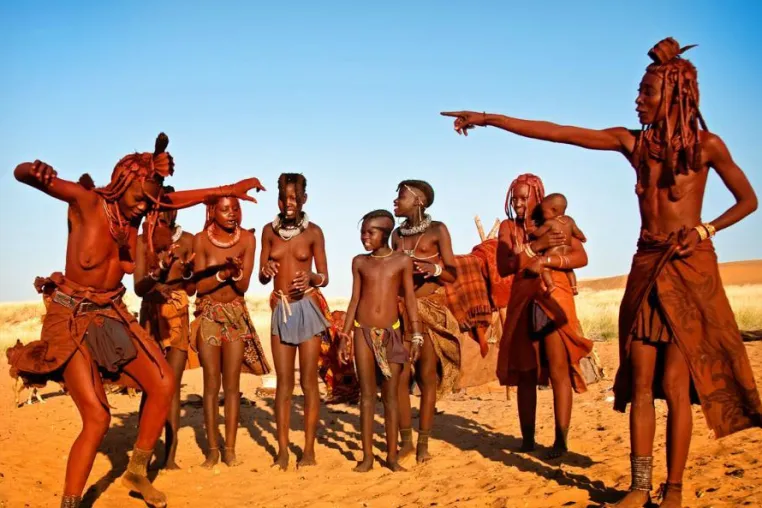 Rundreise in den Norden Namibias bringt die Kultur der Himbas näher Bild: Rundreise in den Norden Namibias bringt die Kultur der Himbas näher