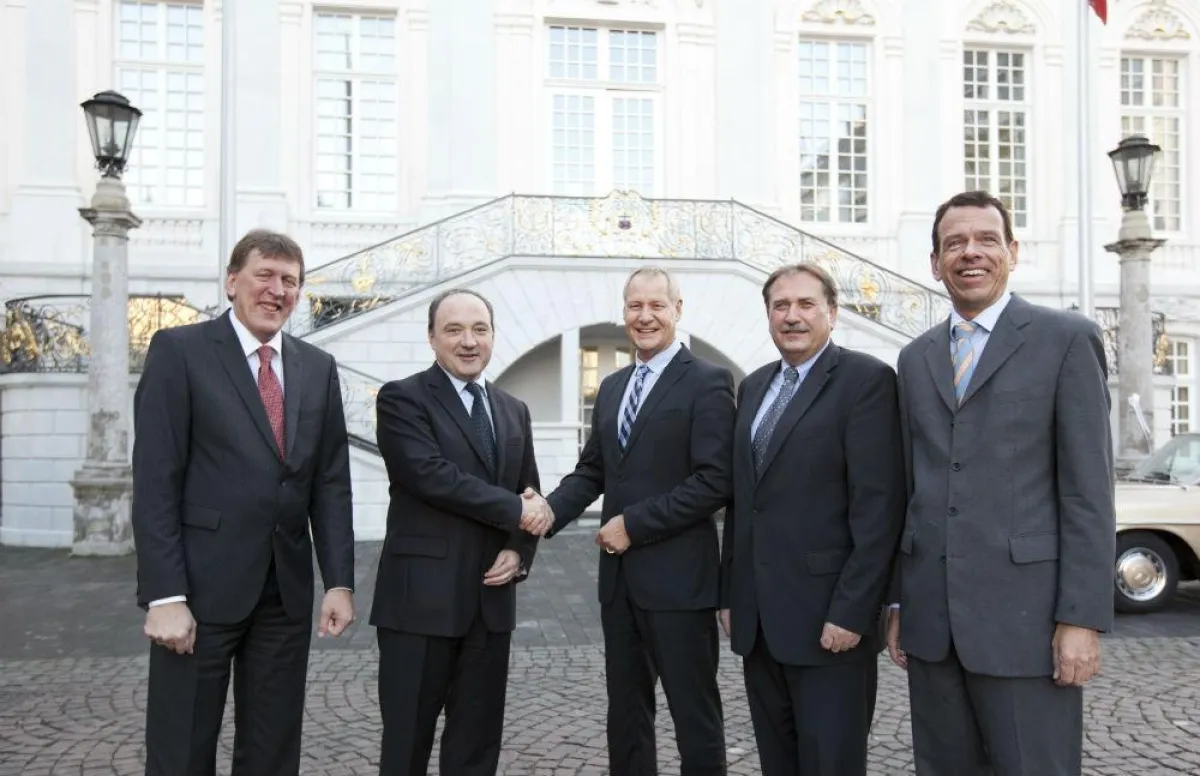 Der Kooperationsvertrag zwischen der Stadt Bonn und Vivento per Handschlag besiegelt.