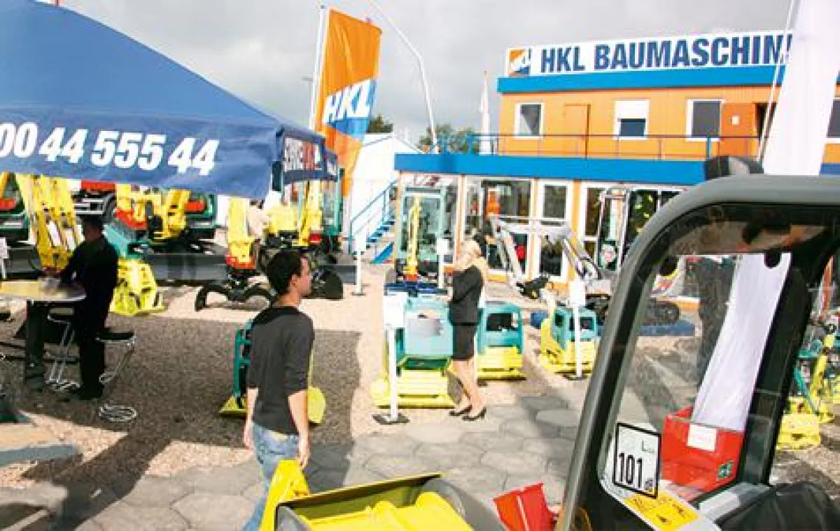 HKL BAUMASCHINEN mit vielen Highlights auf der NordBau 2012.