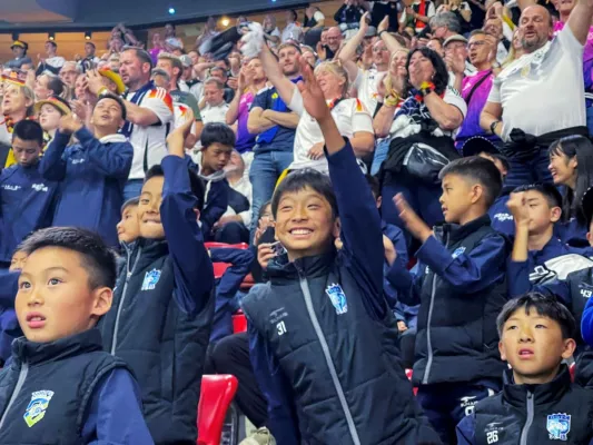 Bild: Über 100 junge chinesische Fußballer besuchen die UEFA EURO 2024 dank des BYD-Sponsorings 